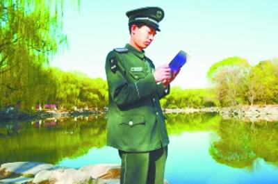 甘相偉在未名湖畔。